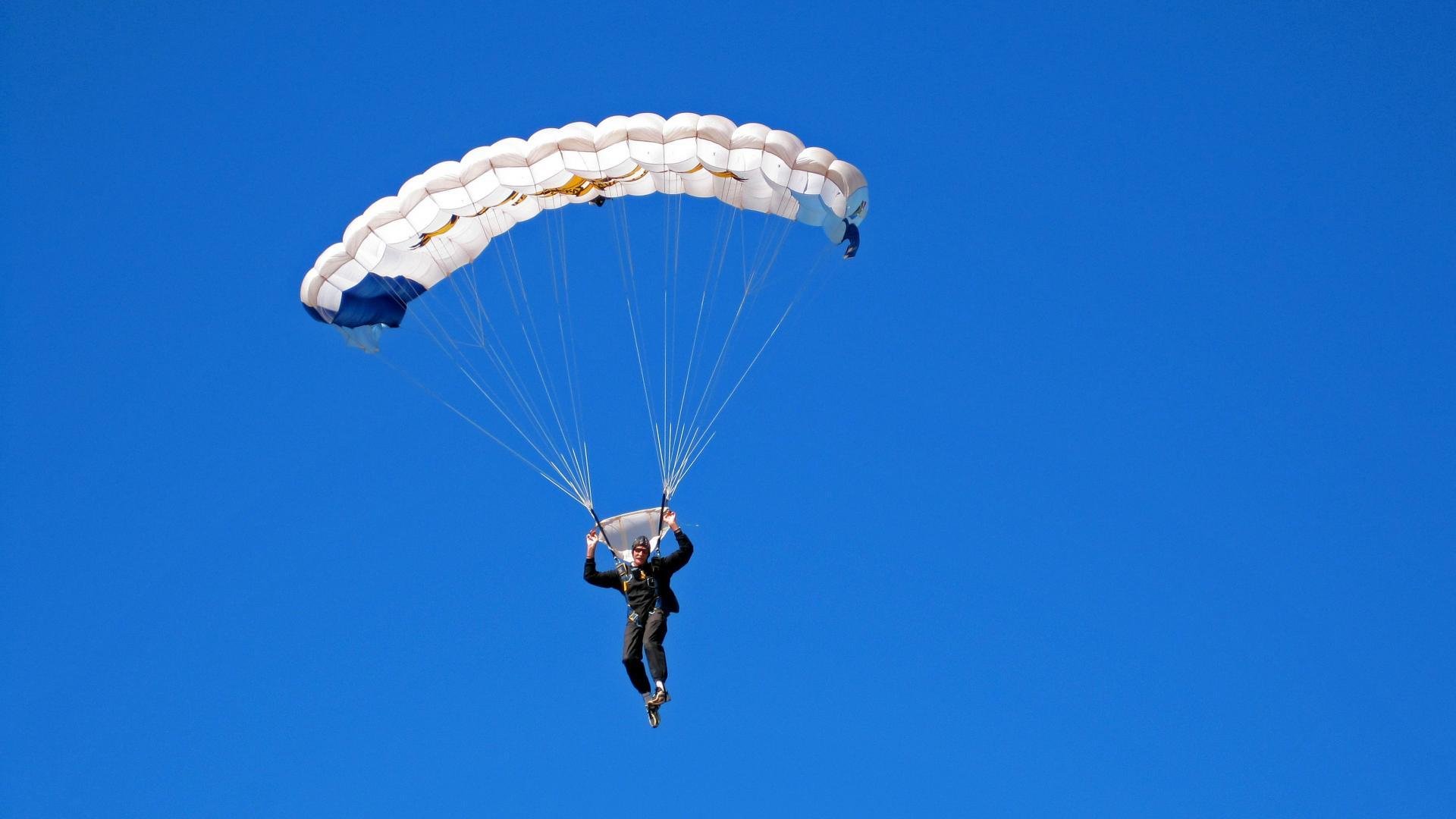 “高新体育中心健力赛:冠军之争白热化,选手拼尽全力”