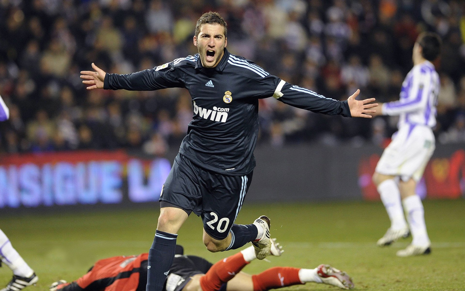 拜仁传奇再现，强势锁定德甲冠军，拜仁的传奇